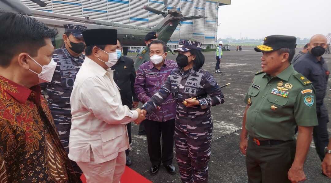 Komandan Lanal Bandung Menyambut Kedatangan Kunker Menhan RI