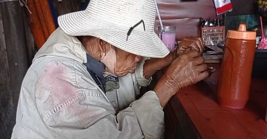 Semangat Juang Bapak Karmo Usia 75 Tahun Masih Bekerja Sebagai Tukang Sampah di Bogor