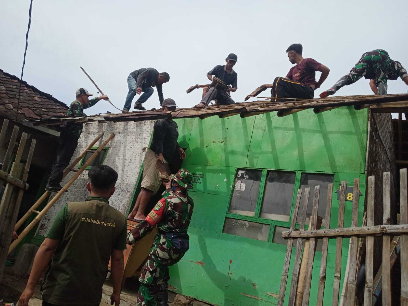 JABER Bersama TNI Dari Koramil 1102/Karangpawitan dan Warga Laksanakan Perbaikan Rutilahu