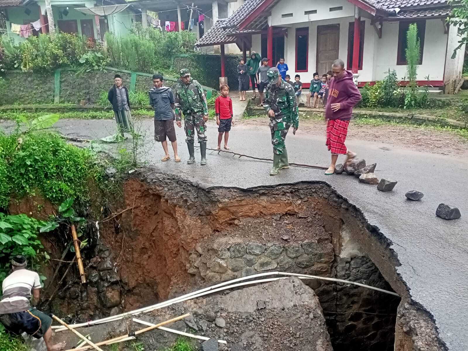 Jalan Jembatan di Desa Karangagung Singajaya Dilaporkan Ambles