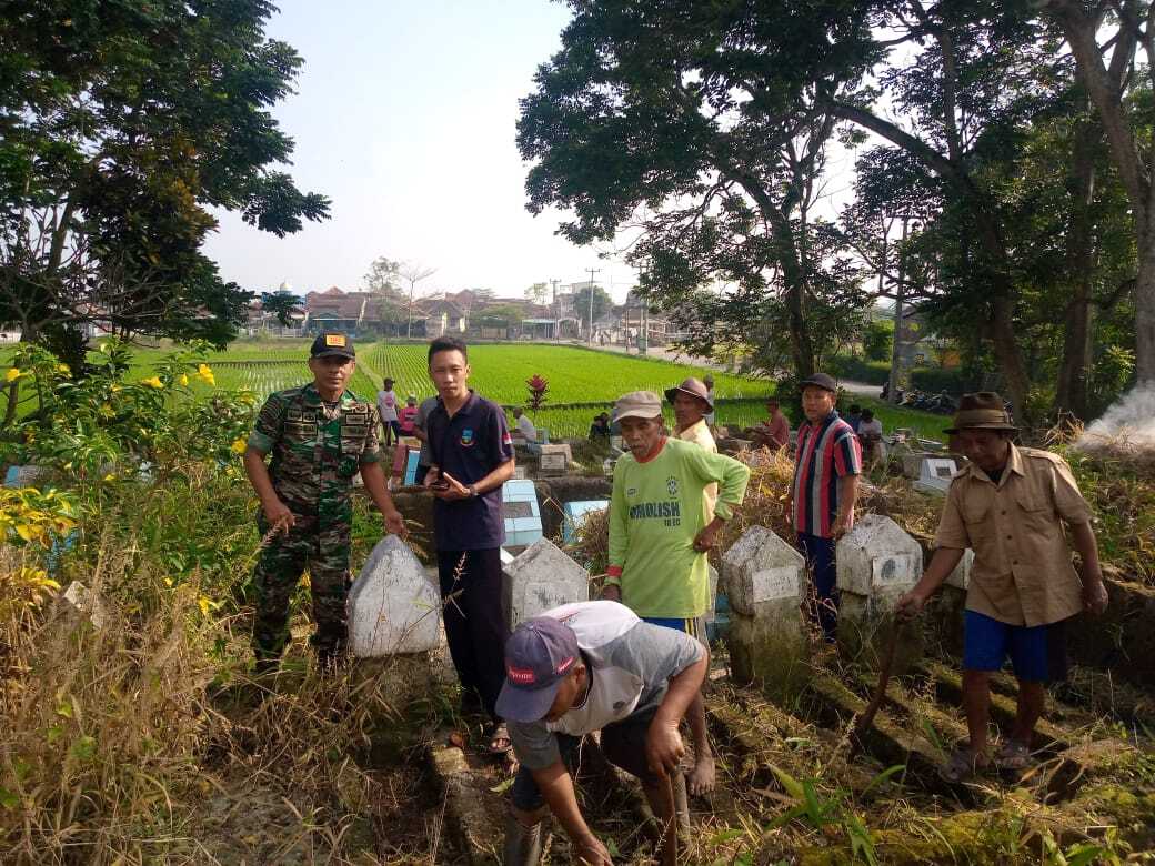 Warga Desa Cinunuk Bergotong Royong Bersihkan "Makam Keramat"