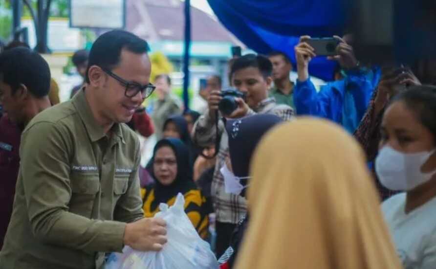 Upaya Pengendalian Inflasi, Bima Arya Salurkan Langsung Sembako Murah.