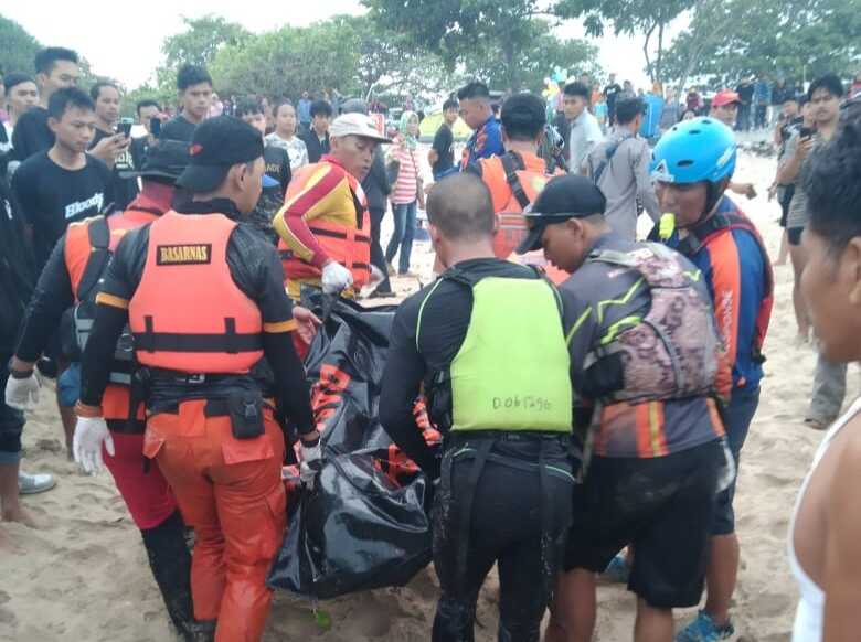 Tim SAR Berhasil Evakuasi 2 Orang Tenggelam di Pantai Bobos Cikelet