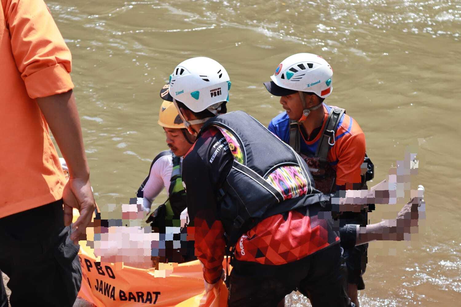 Tim SAR Berhasil Temukan Warga Tenggelam di Sungai Cimanuk, Kampung Tambakan
