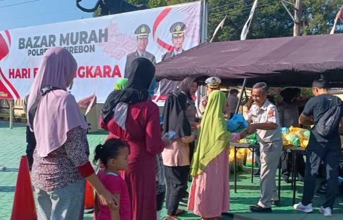 Momentum Hari Bhayangkara Ke-77, Polresta Cirebon Gelar Bazar Pangan Murah