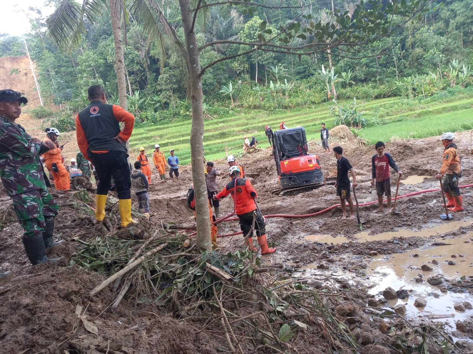 Bencana Longsor Terjadi di Kecamatan Pendeuy, 1 Orang Warga Diduga Tertimbun Longsor
