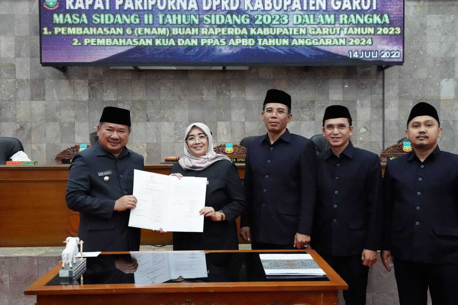 6 Buah Raperda Ditetapkan DPRD Kabupaten Garut Menjadi Perda