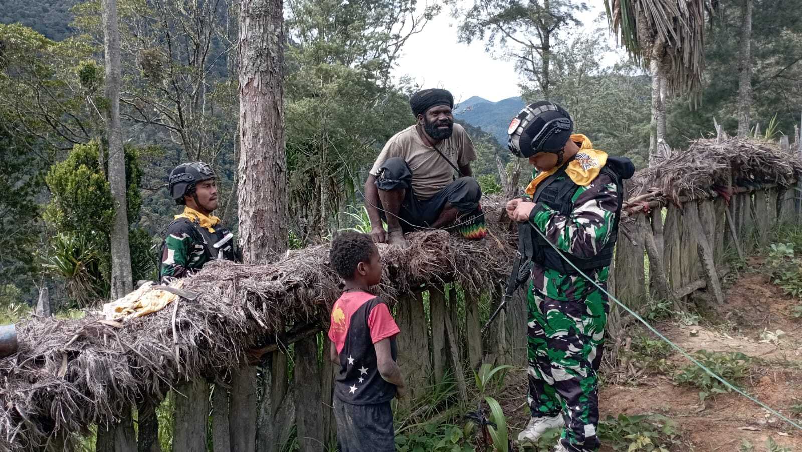 Satgas Mobile Raider 300 Siliwangi Bantu Warga Pasang Instalasi Listrik di Pegunungan Tengah Papua