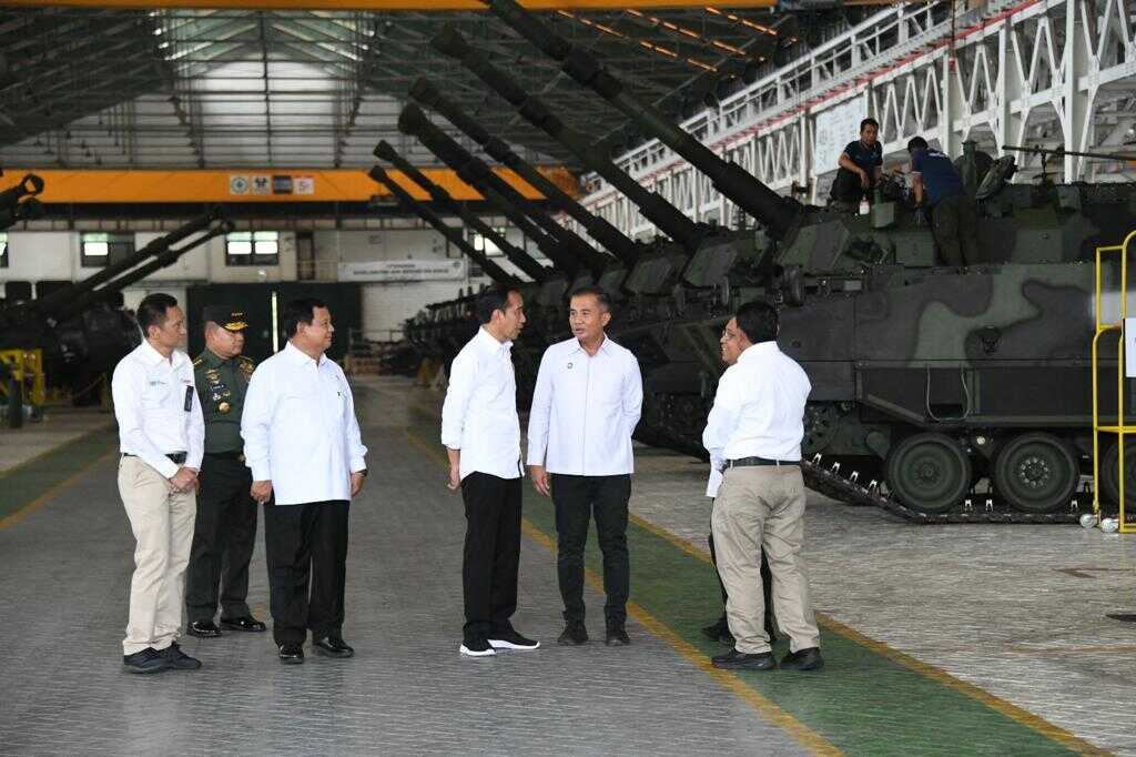 Bey Machmudin Dampingi Presiden Jokowi Tinjau Depo KCJB dan PT Pindad di Bandung