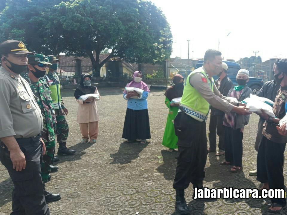 Giat Baksos Polri Peduli, Bantuan Sembako kepada Marbot / pengurus Masjid serentak di Cisurupan.