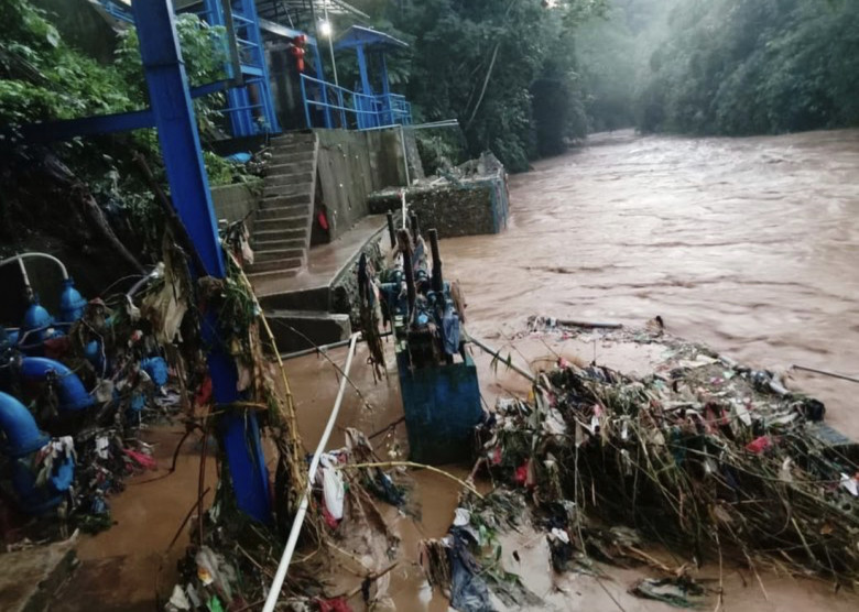 PDAM Tirta Asasta Depok imbau Warga tidak buang limbah Kurban ke Sungai Ciliwung.