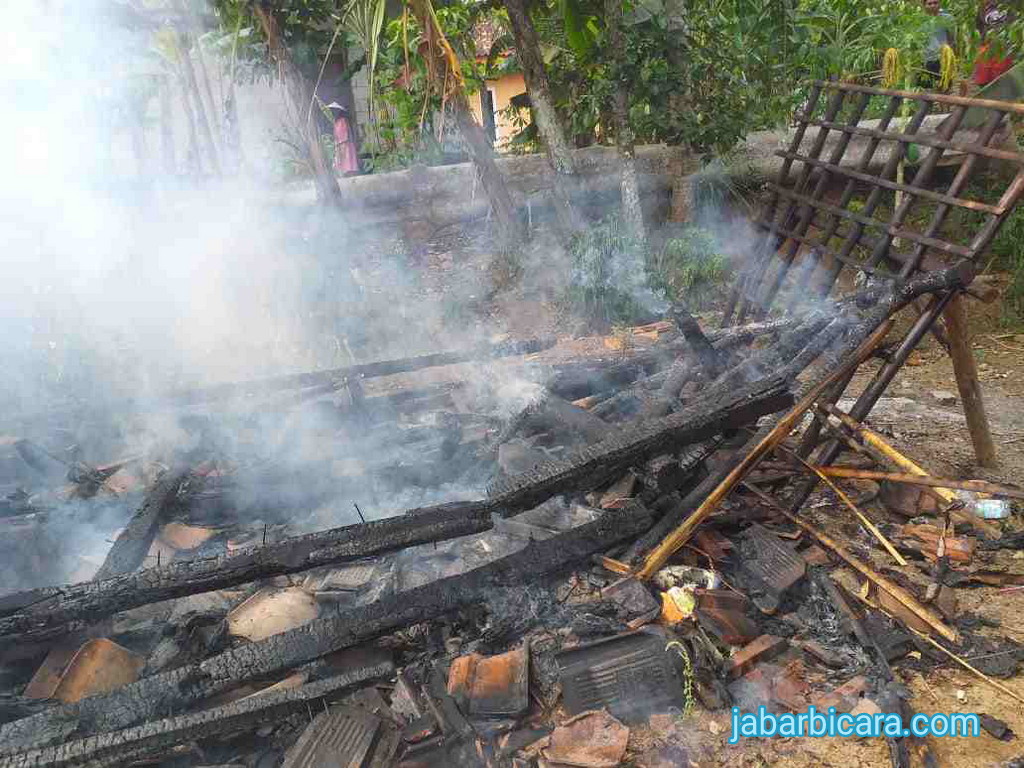 Ditinggal Salat Jumat, Rumah Kusnadi di Ciamis Habis Dilalap Api