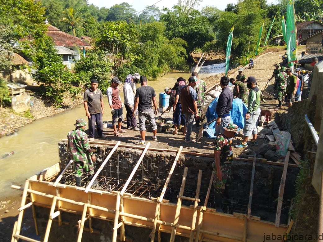 Kodim 0607/Kota Sukabumi Ke-110 Melaksanakan Pengecoran Dudukan Jembatan