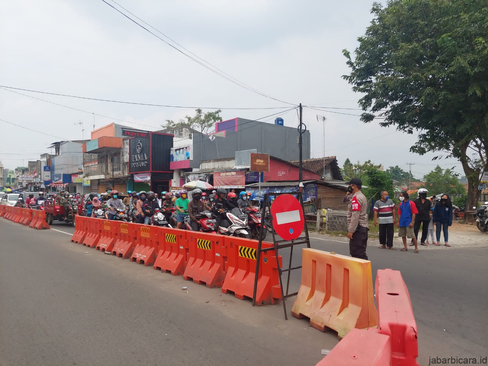 Mengheningkan Cipta HUT RI Ke-76, Polres Serang Kota Polda Banten Hentikan Kendaraan