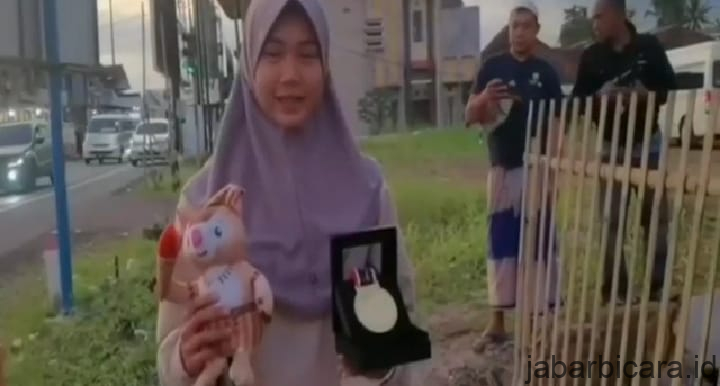 VIRAL Video Sang Peraih Medali Emas, Pulang Naik Angkot dan Menumpang Mobil Humas Polres Ciamis
