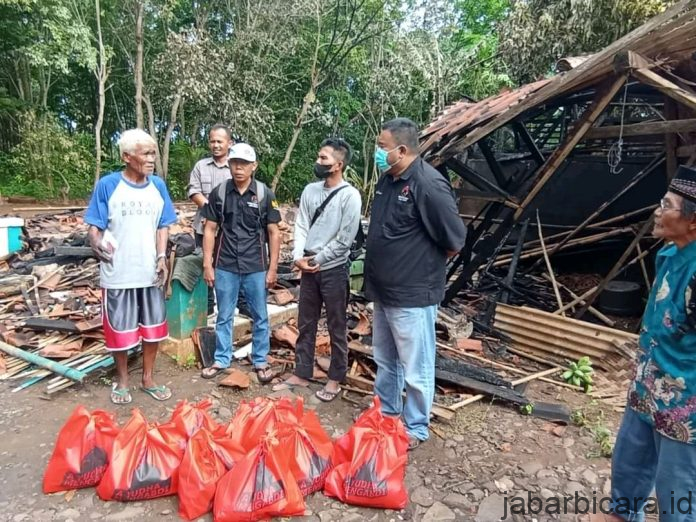 Ketua DPC PDI-P Garut Bantu Ringankan Korban Kebakaran di Desa Karangwangi Kec. Mekarmukti