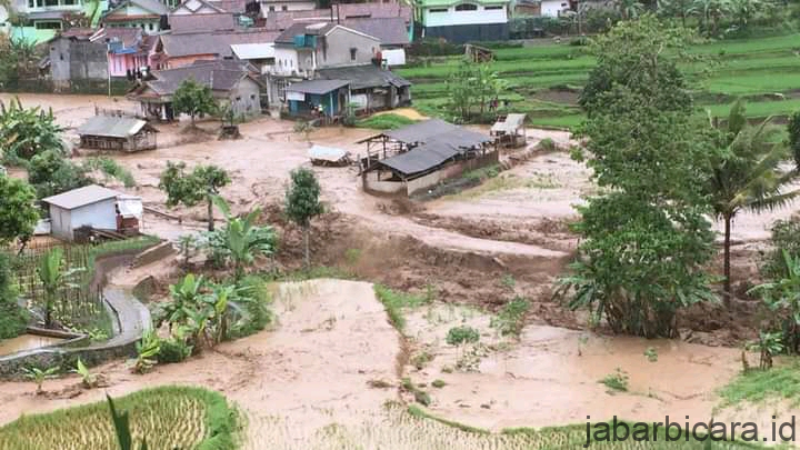 Banjir dengan Dahsyat Menerjang Rumah Warga.