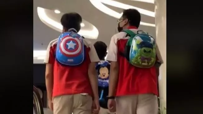 Viral.. Gaya Unik 3 Pria yang Pede Pakai Tas Anak-anak ke Mall