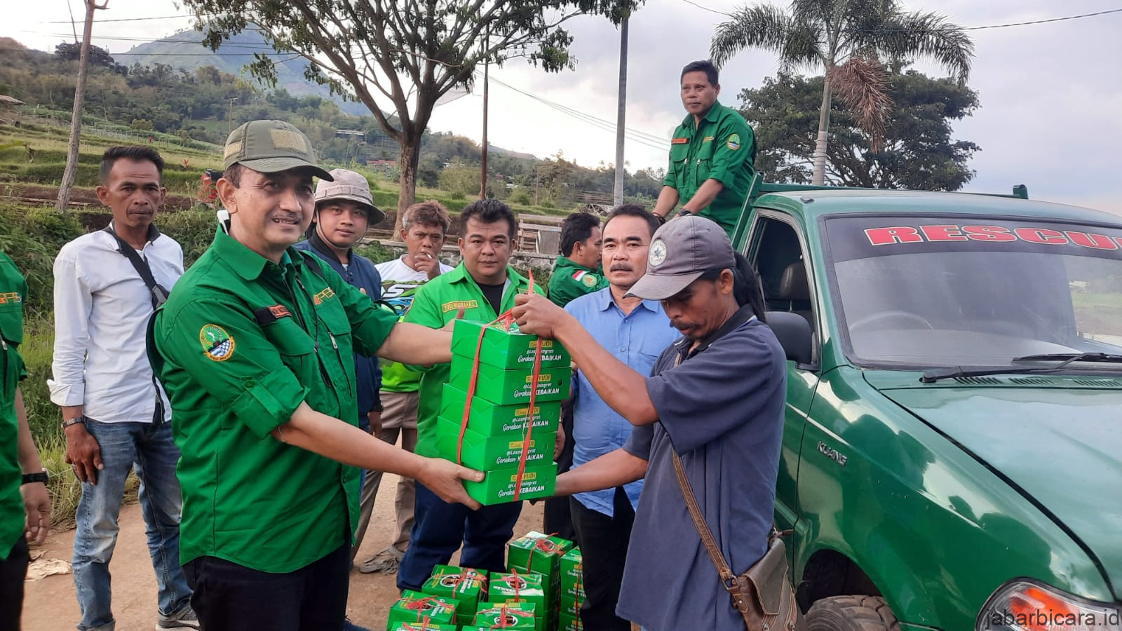 'Gerakan Kebaikan' PPP Garut Bagikan Ratusan Nasi Box kepada Korban Banjir Bandang