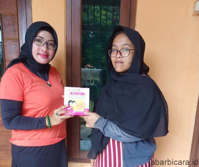 Aktivis Perempuan Purwakarta, Ratu Dewi Kirana, Distribusikan Makanan Ibu Hamil setelah Acara Senam Pagi