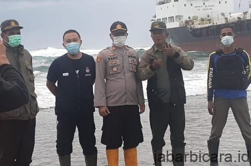 Diduga Salah Baca Navigasi, Kapal Endrico 3 Terdampar di Pantai Setu, Cibalong Garut