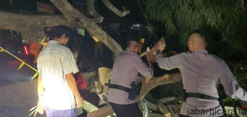 Empat Korban Pohon Tumbang, Polsek Cilawu Polres Garut Respon Cepat Atasi Kejadian