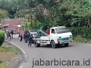 Polsek Cilawu Garut Bantu Evakuasi Mobil Terperosok di Bojongloa